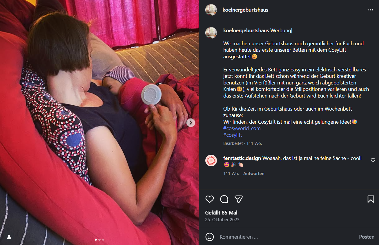 Mutter liegt mit Neugeborenem in einem Geburtsraum des Kölner Geburtshauses e. V., das Bett ist mit dem CosyLift elektrisch verstellbar.